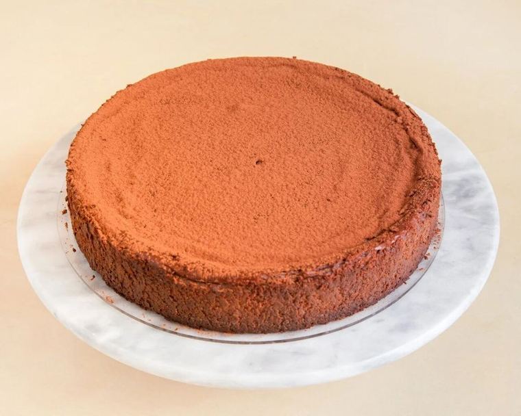 Cheesecake de chocolate 70% entera, cubierta de cacao en polvo