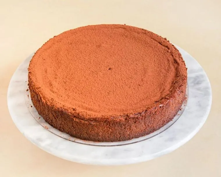 Cheesecake de xocolata 70% sencer, cobert de cacau en pols