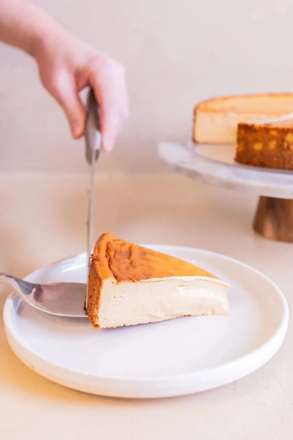 Una porción de cheesecake servida en plato, con el centro cremoso