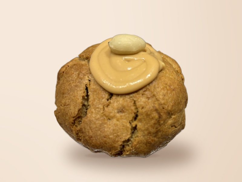 Galleta de cacahuete y chocolate blanco de CHICA con crema de cacahuete y un cacahuete entero