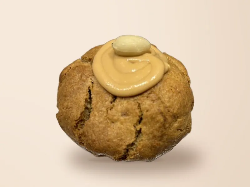 Galeta de cacauet i xocolata blanca de CHICA amb crema de cacauet i un cacauet sencer
