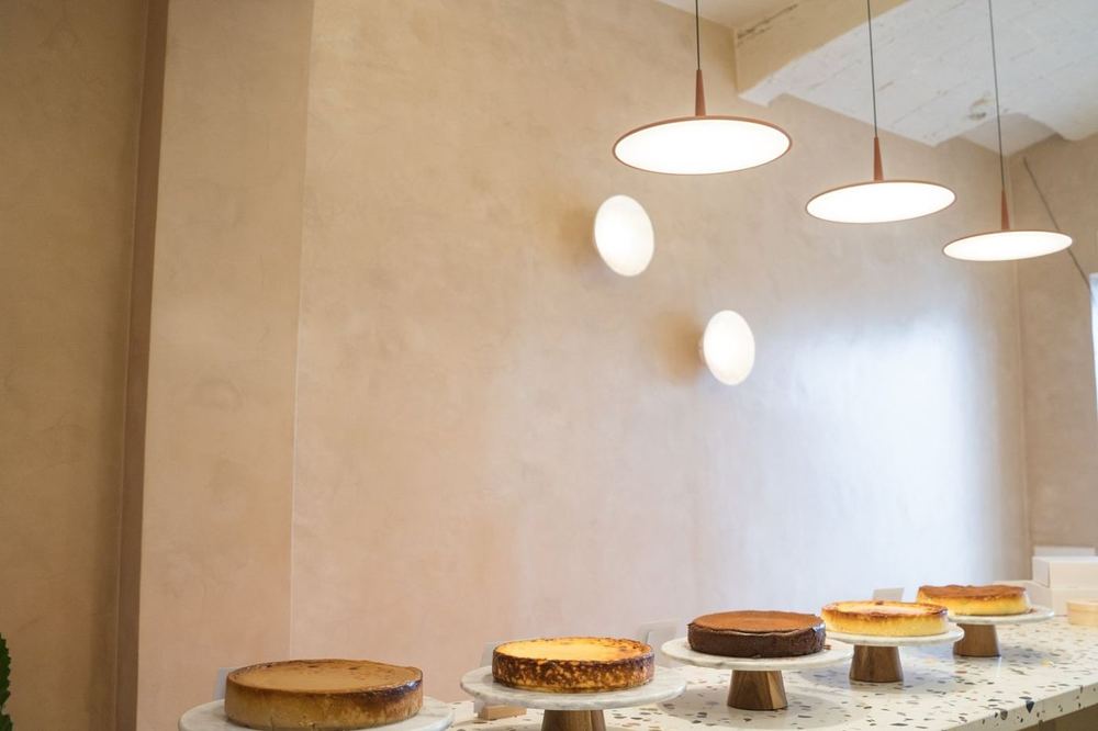 Interior de la tienda de CHICA en Granollers, con las cheesecakes del día sobre el mostrador