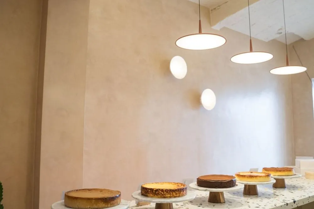 Interior de la botiga de CHICA a Granollers, amb els cheesecakes del dia sobre el taulell